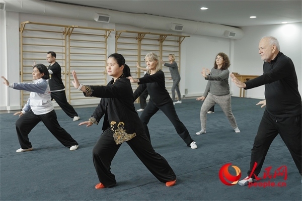 阿根廷武術(shù)俱樂部協(xié)會副會長陳敏正在教學(xué)。人民網(wǎng)記者 張若涵攝