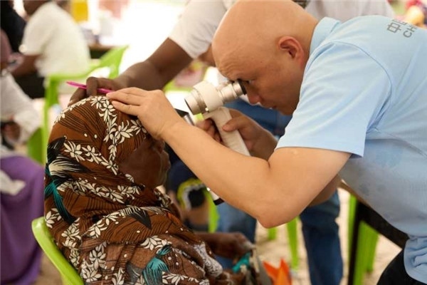 醫(yī)療隊為當(dāng)?shù)鼗颊吡x診。中國援桑醫(yī)療隊供圖