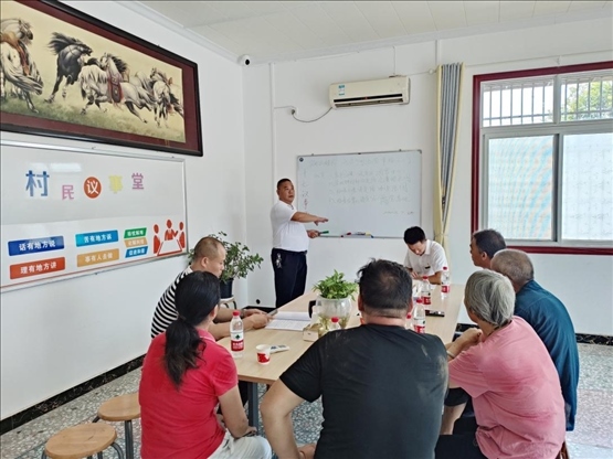 泉塘村17組議事會(huì)正在討論土地整理事項(xiàng)。湖南省司法廳供圖