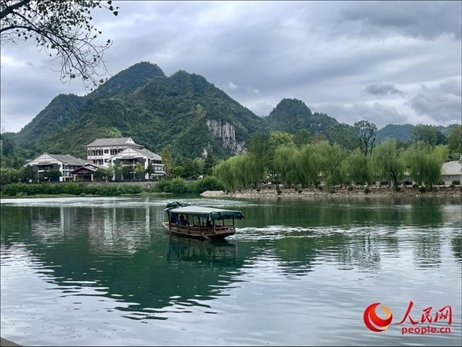 秋日的邊城鎮(zhèn)，青山滴翠、碧水含情。人民網(wǎng) 周靜圓攝