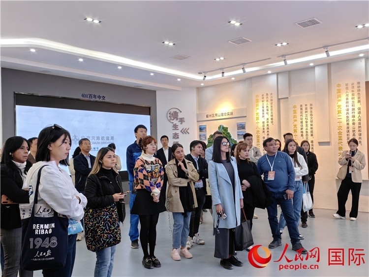 媒體記者探訪薊州礦山生態(tài)修復(fù)項(xiàng)目。人民網(wǎng)記者 符園園攝