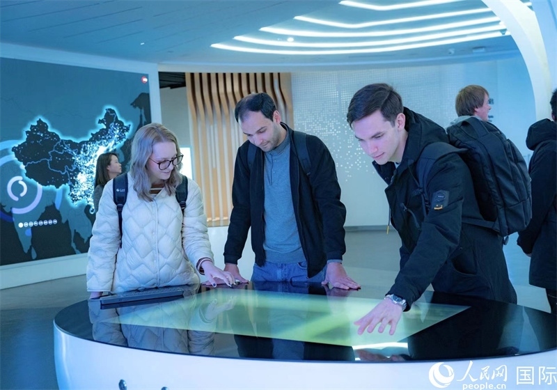 歐亞國家記者在國家大數(shù)據(jù)（貴州）綜合試驗區(qū)交流體驗中心參觀。人民網(wǎng) 陽茜攝