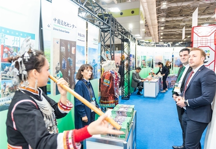 日本國際旅游博覽會中國展館的黎族非遺項目“鼻簫”表演。圖片由中國駐東京旅游辦事處提供