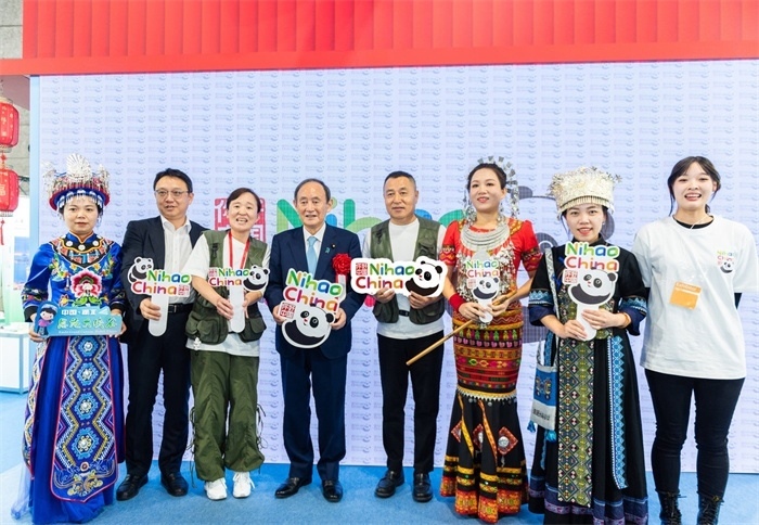 日本前首相菅義偉在中國展館參觀。圖片由中國駐東京旅游辦事處提供