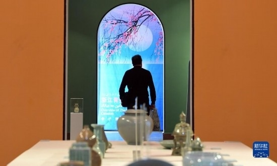 10月30日，人們?cè)谝晾实潞谔m伊朗國(guó)家藝術(shù)科學(xué)院觀看展出的展品。新華社記者 沙達(dá)提 攝