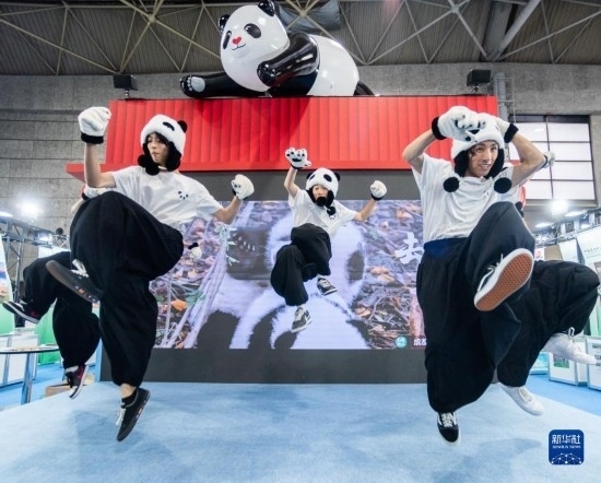  10月29日，街舞隊(duì)在日本大阪國(guó)際會(huì)展中心中國(guó)館表演街舞。新華社發(fā)（中國(guó)駐大阪旅游辦事處供圖）