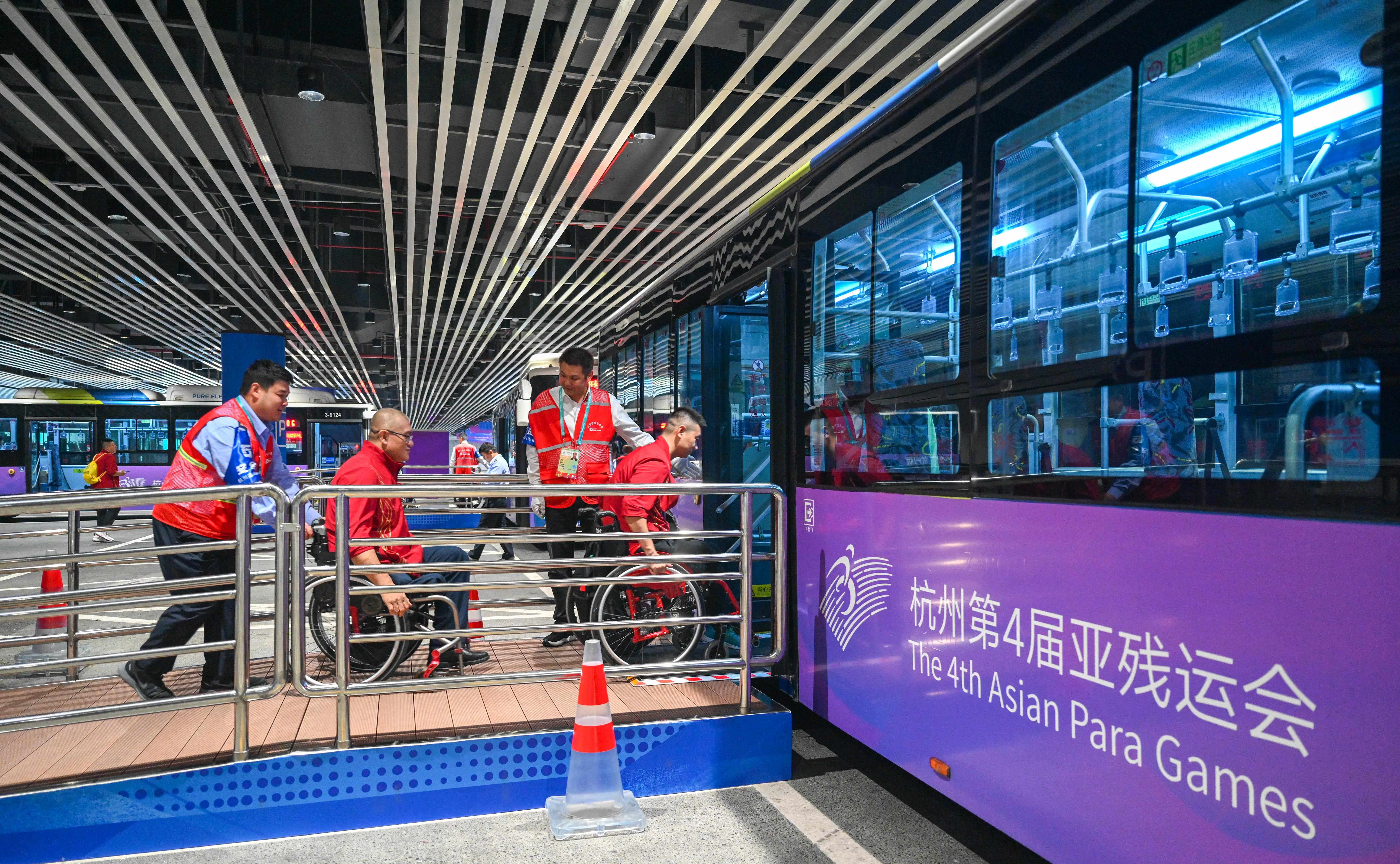 △2023年10月25日，結(jié)束輪椅籃球比賽后的中國(guó)隊(duì)和阿富汗隊(duì)球員通過(guò)無(wú)障礙坡道，順利上車返回運(yùn)動(dòng)員村。