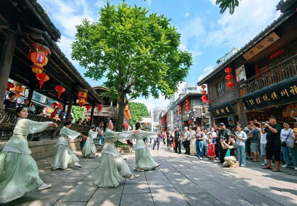 國慶節(jié)期間，福州市三坊七巷歷史文化街區(qū)上演《尋夢閩都》快閃。新華社發(fā)