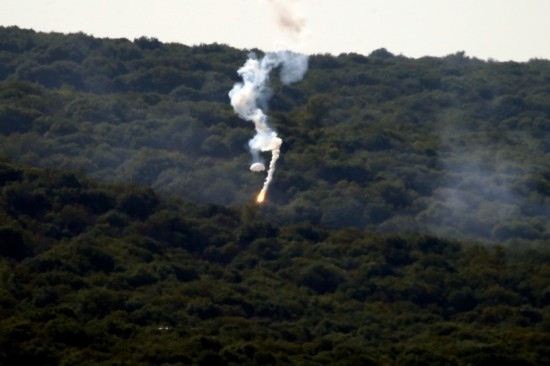 10月28日，閃光彈落在黎巴嫩納古拉樹(shù)林中燃起濃煙。新華社發(fā)（阿里·哈希紹攝）