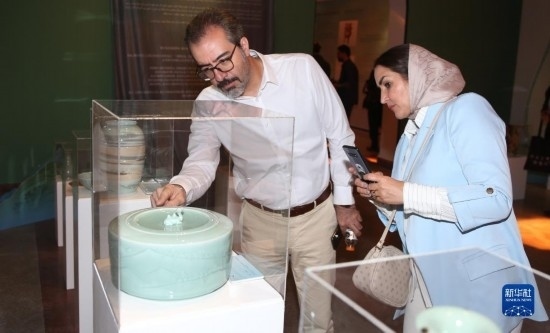 10月30日，人們?cè)谝晾实潞谔m伊朗國(guó)家藝術(shù)科學(xué)院觀看展出的展品。新華社記者 沙達(dá)提 攝