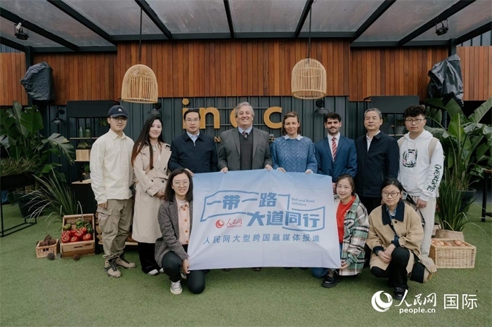 在烏拉圭第118屆普拉多牧農(nóng)業(yè)國際博覽會上，烏拉圭國家肉類協(xié)會主席與人民網(wǎng)記者合影。人民網(wǎng)記者 張若涵攝