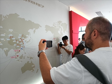 來(lái)自波黑的法魯克·博里奇用手機(jī)記錄廣州港可以通達(dá)到的世界城市與地區(qū)。石青川 攝