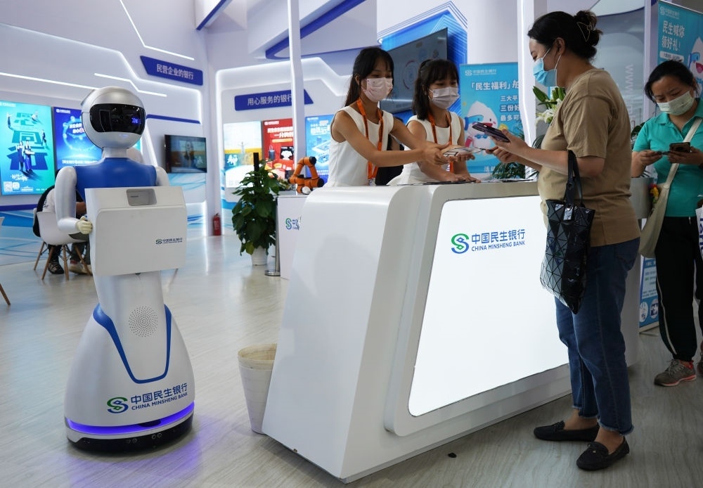 2022年9月4日，在服貿(mào)會首鋼園區(qū)金融服務(wù)專題展上，參觀者在中國民生銀行展臺咨詢金融業(yè)務(wù)。新華社記者 金皓原 攝