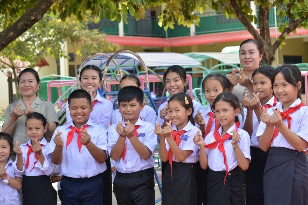 在采訪中，中老友好農(nóng)冰村小學(xué)師生為老中友誼“比心”。