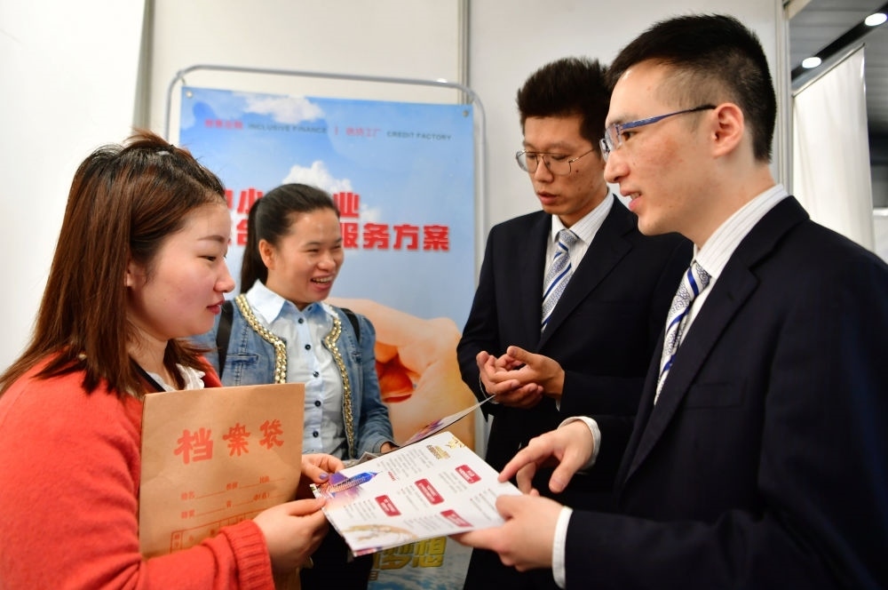 2019年5月9日，兩名鞋業(yè)公司的工作人員（左一和左二）向銀行工作人員咨詢中小微企業(yè)金融服務(wù)方案細(xì)則。當(dāng)日，福建自貿(mào)區(qū)福州片區(qū)稅企銀三方對接會在馬尾基金小鎮(zhèn)舉辦，來自傳統(tǒng)制造業(yè)、物聯(lián)網(wǎng)和電子商務(wù)等行業(yè)的企業(yè)代表參加對接會。新華社記者 魏培全 攝