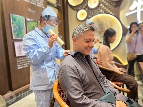  （外媒記者體驗艾灸。中國經(jīng)濟周刊記者 郭志強 攝）