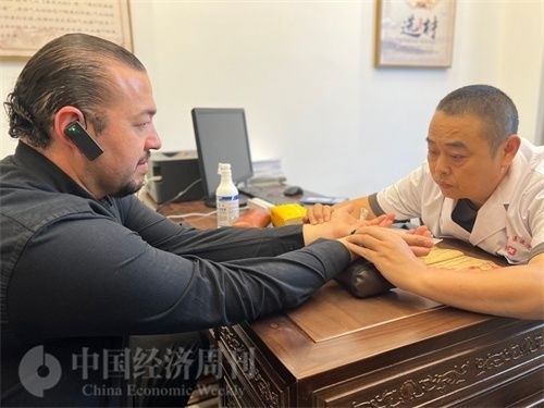  （外媒記者走進中醫(yī)堂，問診中醫(yī)名師。中國經(jīng)濟周刊記者 郭志強攝）