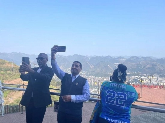 外媒記者在天釀景區(qū)拍照留念。本報記者葉子攝