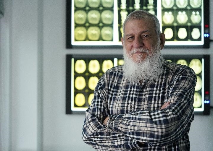 10月31日，古巴科學家裴德樂在電子科技大學校園內(nèi)。