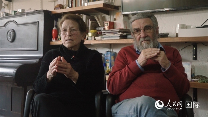 艾麗西亞·奧夫雷貢（左）和馬里奧·帕佐斯接受人民網(wǎng)專訪。人民網(wǎng)記者 張若涵攝