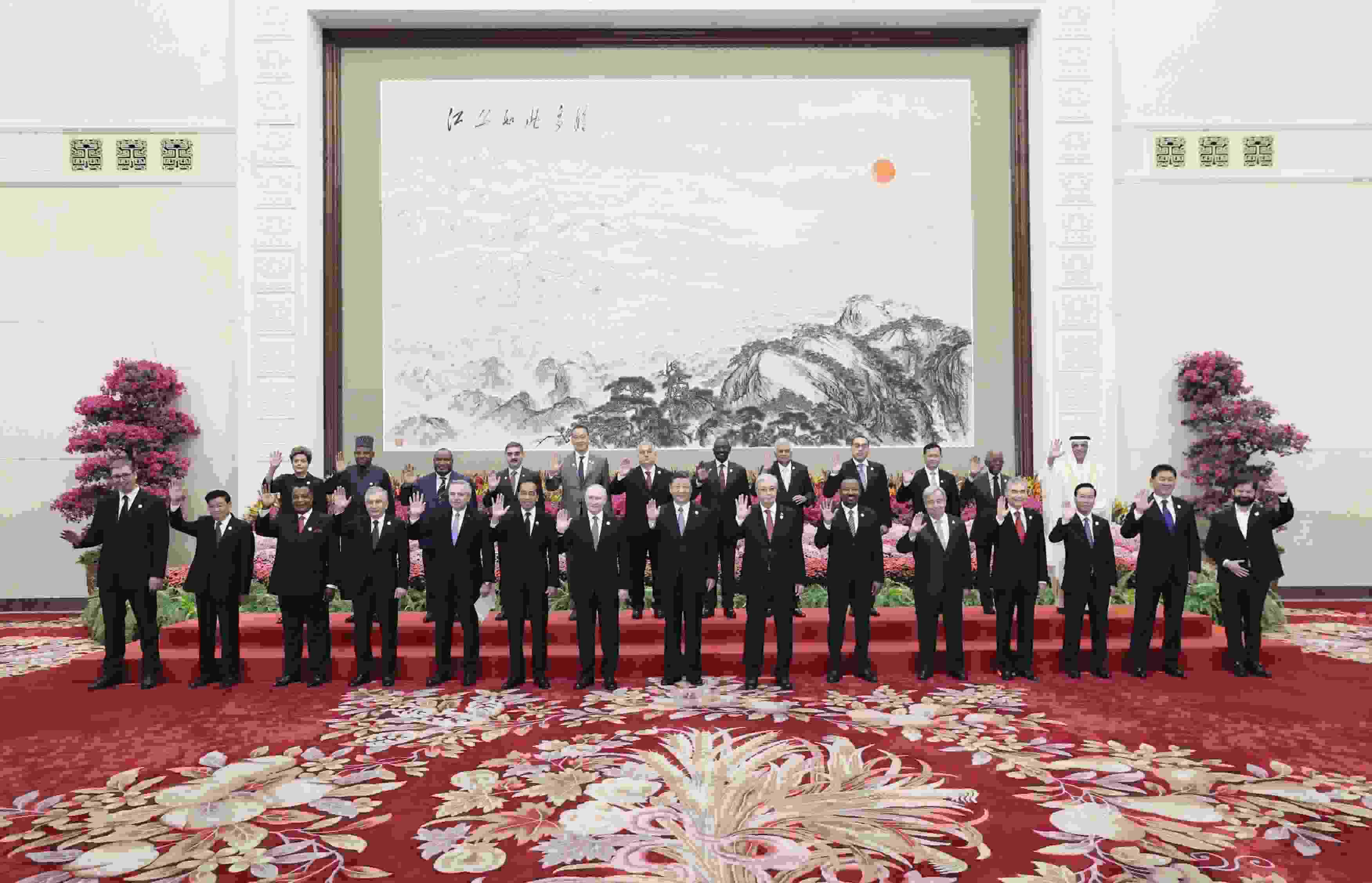 △10月18日，習(xí)近平主席在北京人民大會堂出席第三屆“一帶一路”國際合作高峰論壇開幕式并發(fā)表題為《建設(shè)開放包容、互聯(lián)互通、共同發(fā)展的世界》的主旨演講。這是會前，習(xí)近平主席同出席高峰論壇的外國國家元首、政府首腦和國際組織負責(zé)人等國際貴賓集體合影。