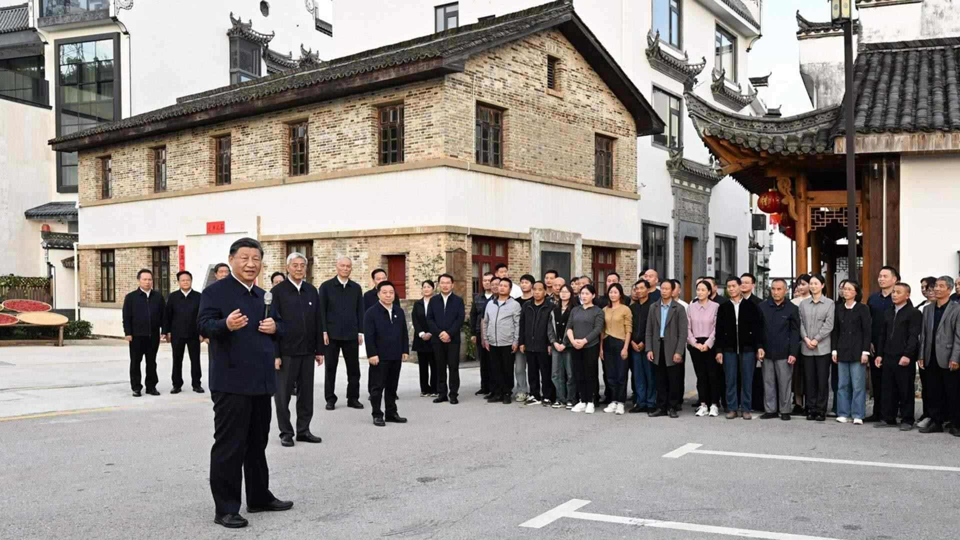 △10月11日，習(xí)近平總書記在上饒市婺源縣秋口鎮(zhèn)王村石門自然村考察時，同村民們親切交流。