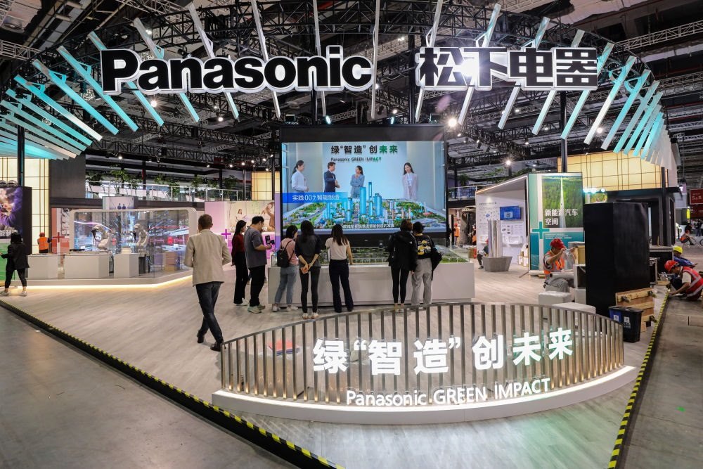 2023年11月2日，工作人員在進(jìn)博會(huì)松下電器展位做準(zhǔn)備工作。新華社記者 辛夢晨 攝
