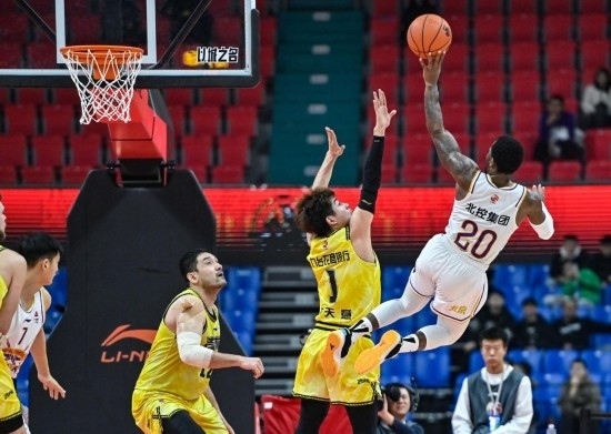 11月4日，北京控股隊球員費爾德（右一）在比賽中投籃。新華社記者 顏麟蘊 攝