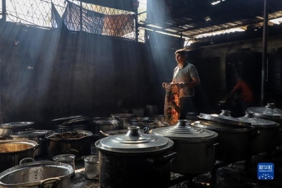 11月3日，在加沙地帶南部城市拉法，人們?cè)诿簹庵袛嗪笥貌窕鹱鲲垺Ｐ氯A社發(fā)（里澤克·阿卜杜勒賈瓦德攝）