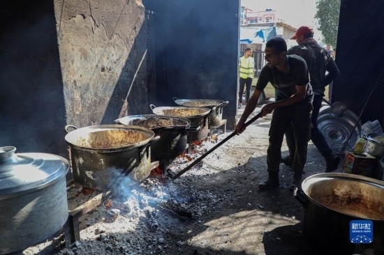 11月3日，在加沙地帶南部城市拉法，人們?cè)诿簹庵袛嗪笥貌窕鹱鲲垺Ｐ氯A社發(fā)（里澤克·阿卜杜勒賈瓦德攝）