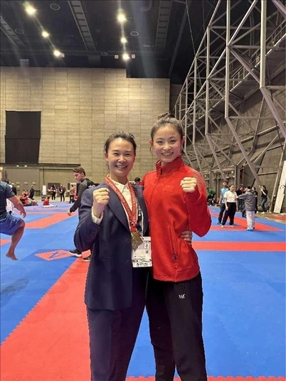 教練李紅（左）與龔莉（右）在2023年匈牙利布達(dá)佩斯世界空手道錦標(biāo)賽上合影。受訪者供圖