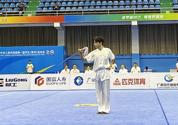 11月6日，第一屆全國學(xué)生（青年）運(yùn)動會武術(shù)套路（大學(xué)組）男子自選劍術(shù)比賽中。人民網(wǎng)記者 歐興榮攝
