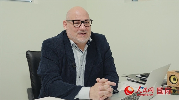 烏拉圭《共和國(guó)報(bào)》總編輯胡安·布蘭卡接受人民網(wǎng)專訪。人民網(wǎng)記者 張若涵攝