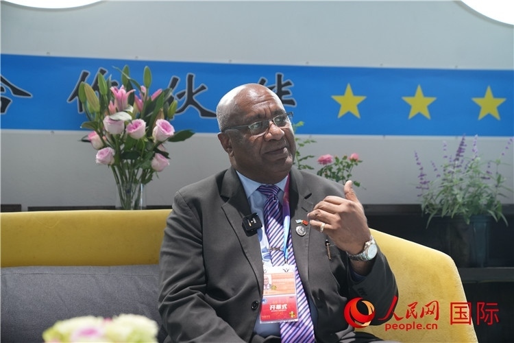 斐濟(jì)副總理兼貿(mào)易部長(zhǎng)卡米卡米加談參加進(jìn)博會(huì)感受。人民網(wǎng)記者 吳超嵐攝