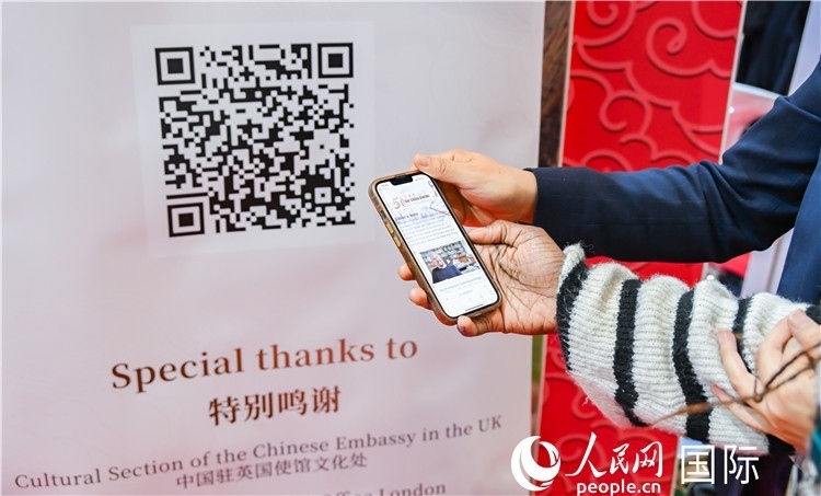 觀眾掃碼《我們的中國(guó)故事》系列視頻。人民網(wǎng) 郭錦標(biāo)攝