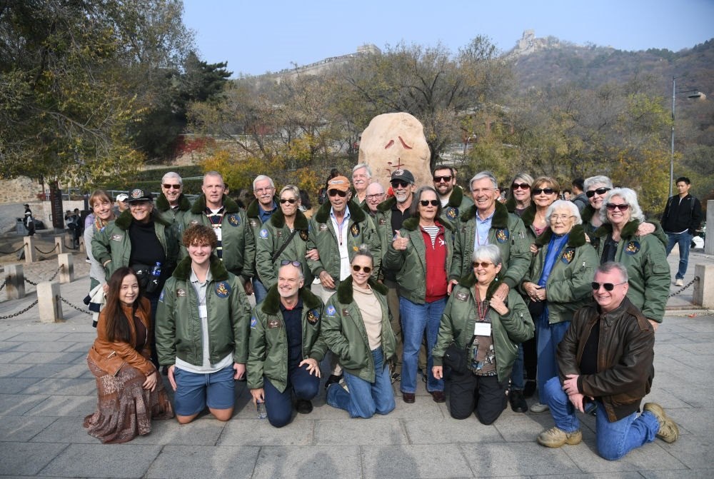 2023年10月29日，飛虎隊老兵莫耶一行人在北京八達嶺長城合影留念。當日，美中航空遺產(chǎn)基金會訪華代表團成員陸續(xù)抵達北京。新華社記者 任超 攝