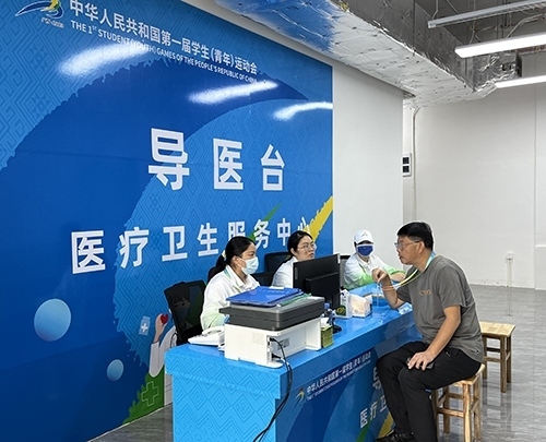 村內住客在醫(yī)療衛(wèi)生服務中心導醫(yī)臺問診。人民網(wǎng)記者 歐興榮攝