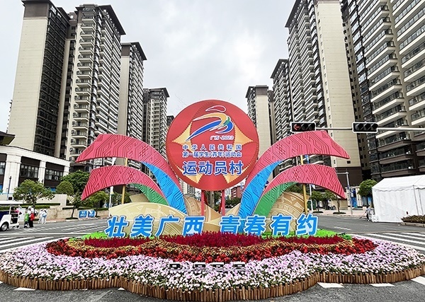 運動員村入口處標識標牌成為極受歡迎的打卡點。人民網(wǎng)記者 歐興榮攝