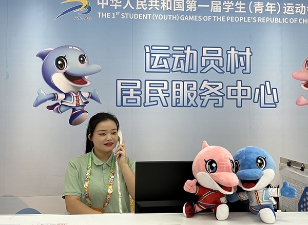 朱珊妮在接聽住宿服務中心的熱線電話。人民網(wǎng)記者 歐興榮攝