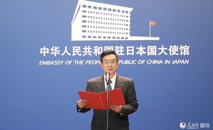 中國駐日本大使館教育處公使銜參贊杜柯偉宣讀獲獎人員名單。人民網(wǎng) 許可攝