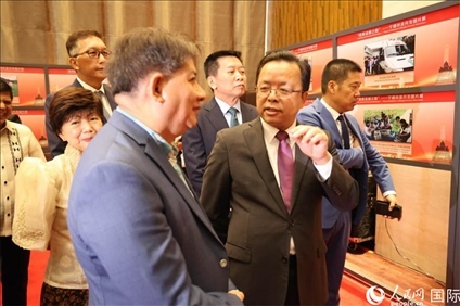 論壇期間配套舉行“‘?dāng)[脫貧困之路’——寧德扶貧開發(fā)圖片展”。人民網(wǎng)記者樊帆 攝