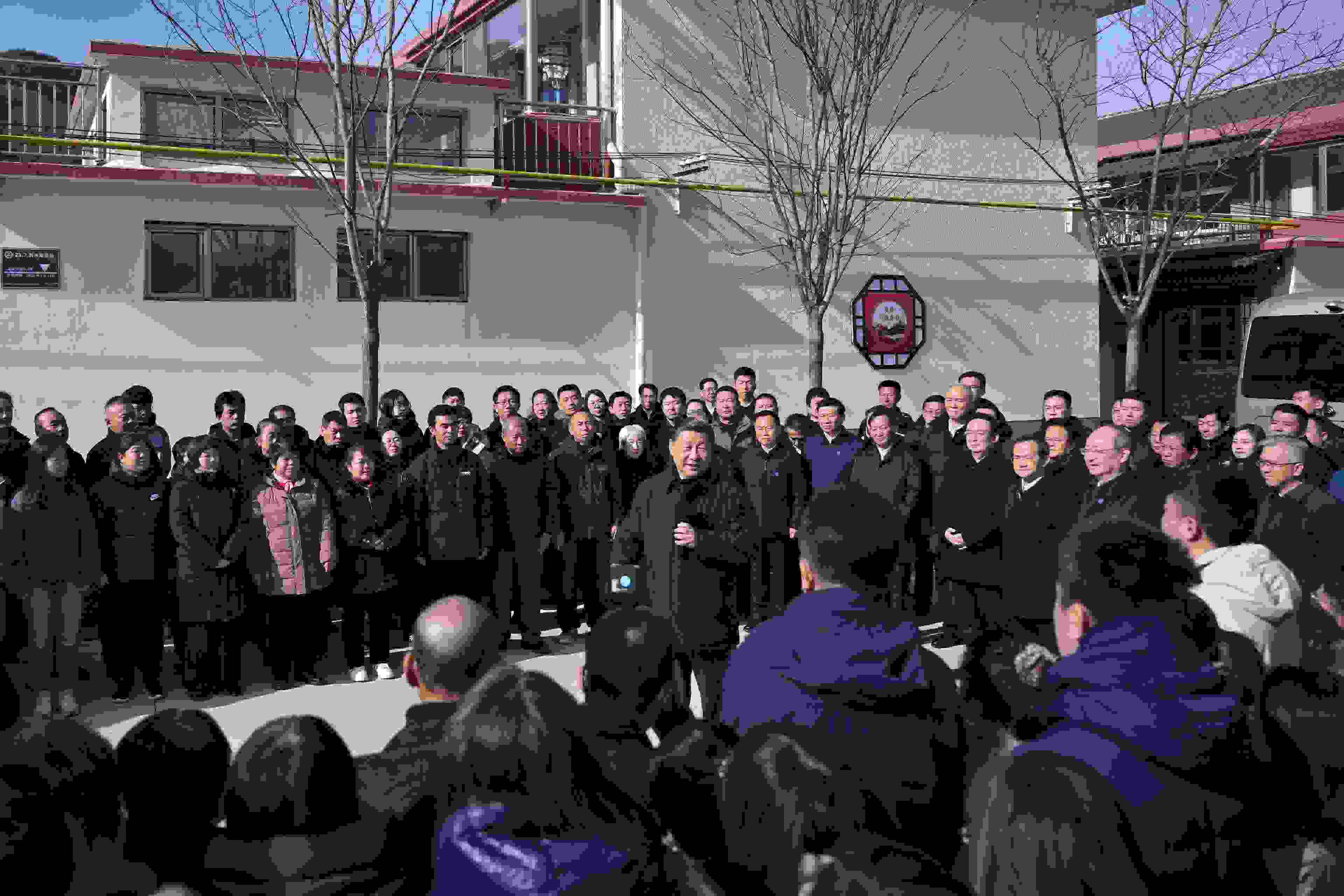 2023年11月10日，習近平總書記在北京市門頭溝區(qū)妙峰山鎮(zhèn)水峪嘴村考察時，同當?shù)厝罕娪H切交流。