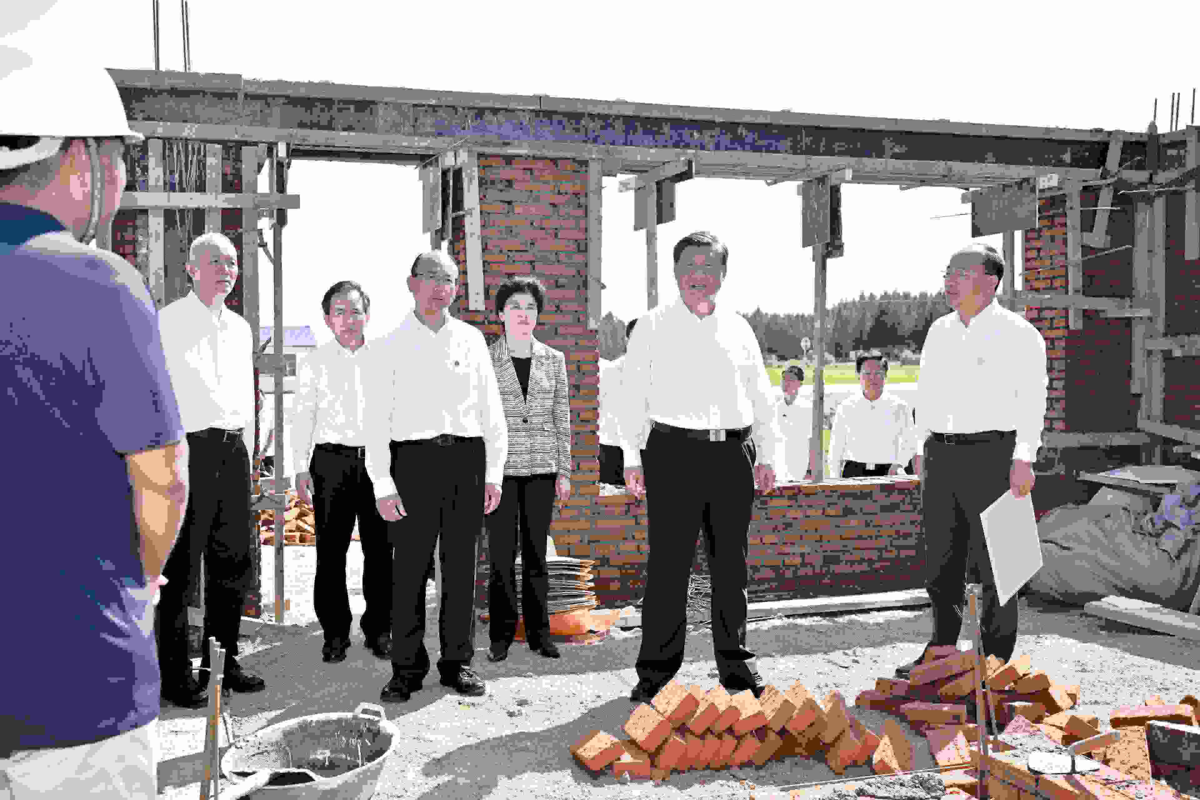 2023年9月7日，習近平總書記在遭受洪澇災害的黑龍江省哈爾濱尚志市老街基鄉(xiāng)龍王廟村，察看水毀房屋重建情況。