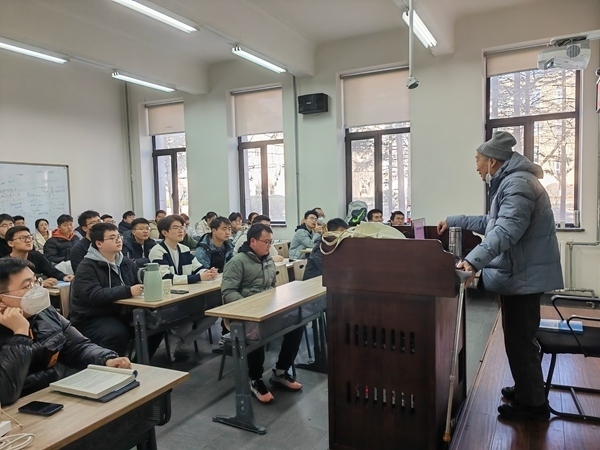 鐘萬勰院士為研究生上課。大連理工大學(xué)供圖