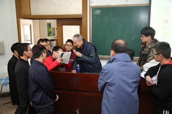 鐘萬勰院士為學(xué)生們答疑解惑。大連理工大學(xué)供圖