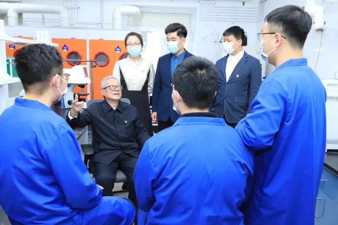 秦裕琨院士在實驗室與青年師生交流。哈爾濱工業(yè)大學(xué)供圖