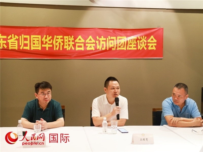 中國駐里約總領(lǐng)館副總領(lǐng)事王尉育（中）在座談會上致辭。人民網(wǎng)記者 陳海琪攝