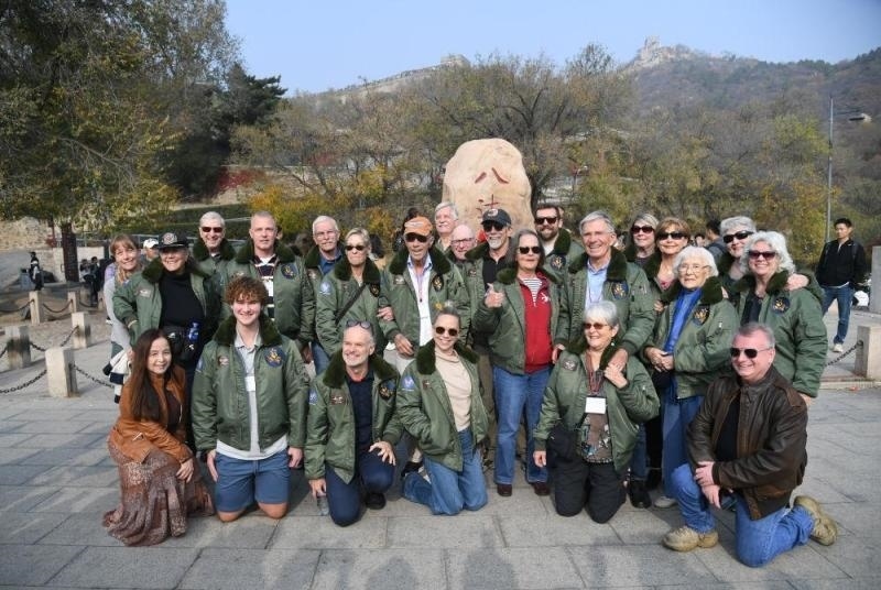 2023年10月29日，美國飛虎隊(duì)老兵莫耶一行人在北京八達(dá)嶺長城合影留念。