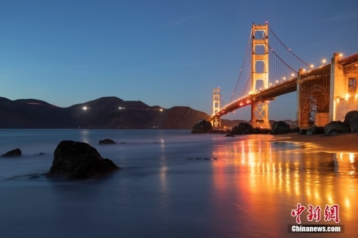 當(dāng)?shù)貢r(shí)間10月29日，美國舊金山金門大橋在海浪和夜色的襯托下美如一幅畫。<a target='_blank' href='/'><p class=