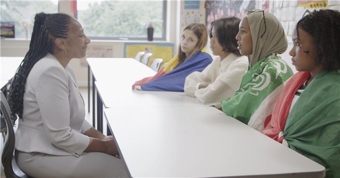 瓊·戴嵐與學(xué)生交流。帕特里克·謝德-西蒙茲攝